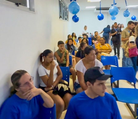 PREFEITURA DE DUQUE DE CAXIAS ENTREGA SENSOR QUE MONITORA NÍVEL DE AÇÚCAR PARA ADOLESCENTES DIABÉTICOS TRATADOS NO CENTRO DE ATENÇÃO TOTAL AO ADOLESCENTE, CEATA