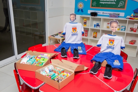 PREFEITURA DE DUQUE DE CAXIAS INICIA DISTRIBUIÇÃO DE KITS ESCOLARES