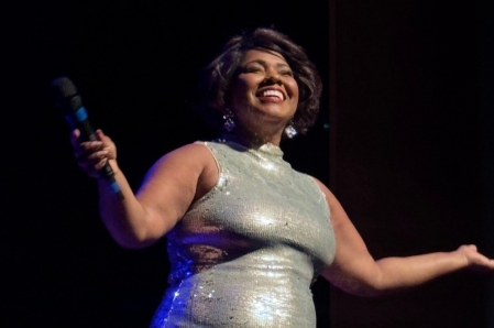 Whitney Forever e 10 anos da Orquestra Sinfônica de Caxias: confira a agenda da semana do Teatro Raul Cortez